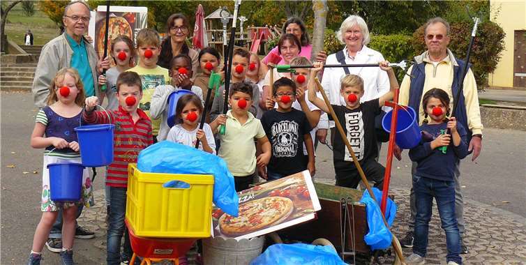 Mehr als 30 fleißige Helfer haben in Niederbachem eine Herbstreinigung durchgeführt. privat