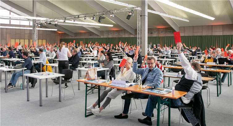 Mehr als 300 Christdemokraten bevölkerten die Tennishalle am Sportpark bei der denkwürdigen Wahlversammlung der Rheinbacher CDU. Fotos: Jost
