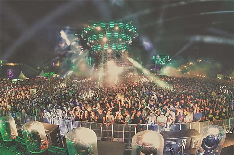 Mehr als 300 DJs und Live-Acts hielten die Raver auf der Raketenbasis Pydna bei Laune. Fotos: Hamacher