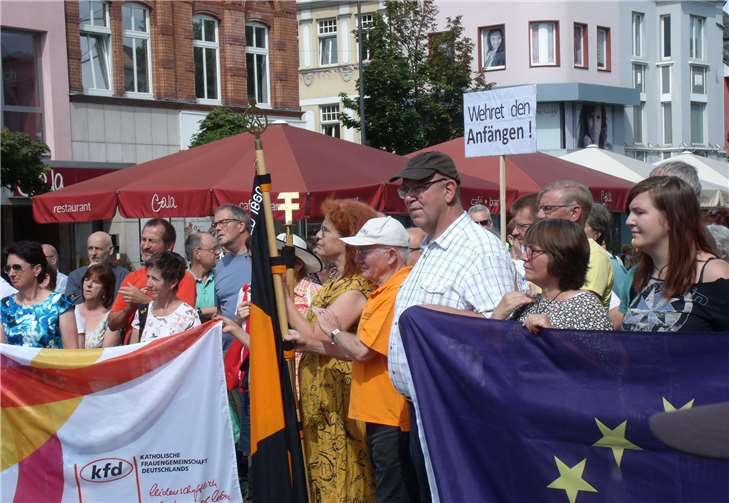 Mehr als 300 Demonstranten nahmen an der Solidaritätsbekundung für Manfred Kirsch teil.Fotos: HE