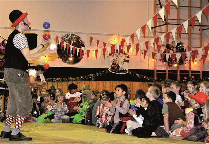 Mehr als 300 Kinder staunten über Clown Ollis Zauberkunststückchen. privat