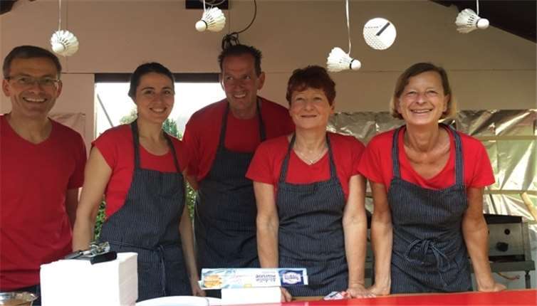 Mehr als 300 Liter Teig wurden von der fleißigen Badmintonabteilung in leckere Reibekuchen verwandelt.privat