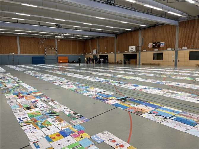 Mehr als 3.000 Bilder lagen in der Sporthalle zur Auswahl bereit.Fotos: UK RLP