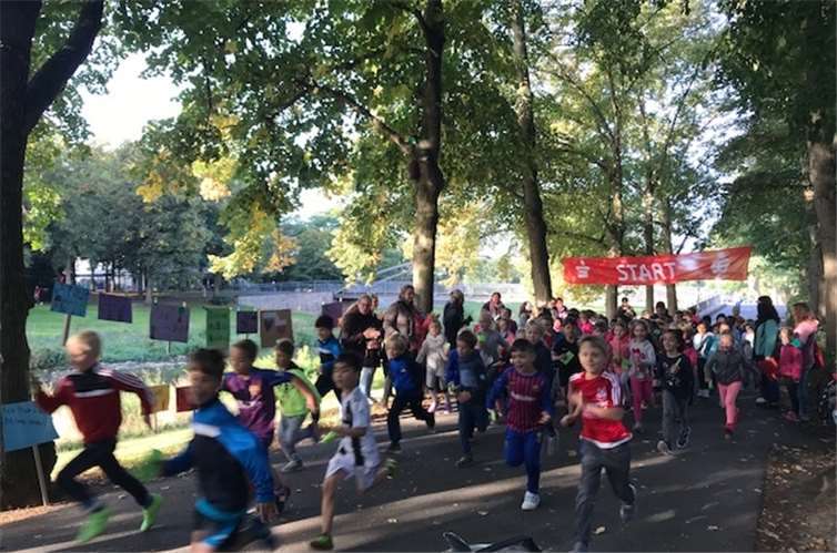 Mehr als 330 Schülerinnen und Schüler gingen beim Sponsorenlauf der Aloisius Grundschule Ahrweiler an den Start. Foto: -DU-