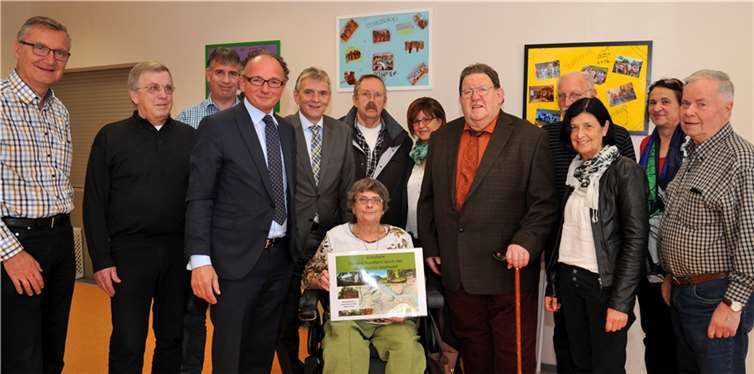 Mehr als 35 Jahre stand Regina Pickel-Bossau (vorne) an der Spitze des Behindertbeirats. Nun ist sie zurückgetreten. Ihr Nachfolger ist Karl-Emery Olck (5.v.r.). Oberbürgermeister Achim Hütten (4.v.l.), Bürgermeister Claus Peitz (5.v.l.) sowie der Behindertenbeauftragte der Verbandsgemeinde Pellenz, Bernd Schemmer (l.), verabschiedeten Regina Pickel-Bossau und gratulierten Karl-Emery Olck. Stadt Andernach/Maurer