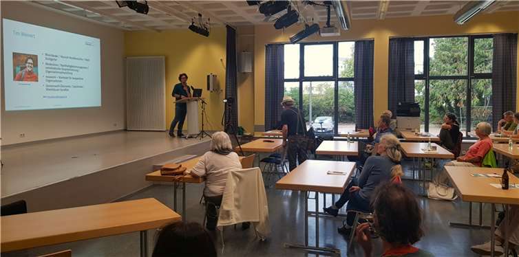 Mehr als 35 interessierte Teilnehmer erschienen zu dem Informationsabend im Amalie-Raiffeisen-Saal.  Foto: Andreas Barth