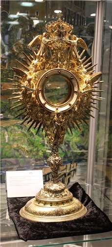 Mehr als 361 Edelsteine zieren die Monstranz aus dem Jahr 1922.