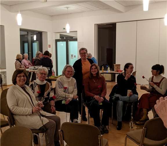 Mehr als 40 Frauen unterschiedlichen Alters waren nach Sinzig in das Pfarrheim St. Peter gekommen, um miteinander einen unterhaltsamen und vergnüglichen Filmabend zu erleben.  Foto: privat/Klara Johanns-Mahlert