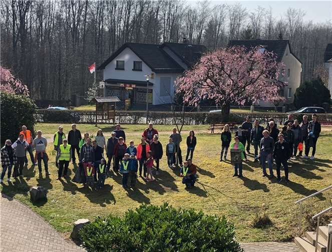 Mehr als 40 Helfer engagierten sich für ein sauberes Ehlscheid.  Foto: privat