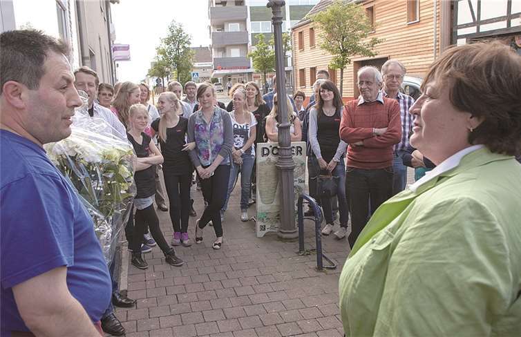 Mehr als 40 Odendorfer mit Ortsvorsteherin Liselotte Kümpel (rechts) an der Spitze bekundeten gestern Abend ihre Solidarität mit Hasan Uzungelis (links) nach dem Brandanschlag auf seinen Schnellimbiss „Bodrum“.