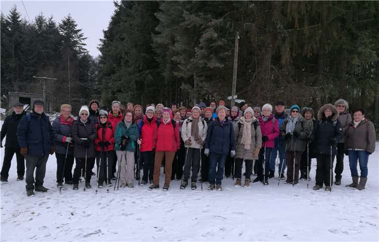 Mehr als 40 Wanderfreunde des Eifelvereins Andernach genossen eine schöne Wanderung im Gemeindewald um Bassenheim.privat