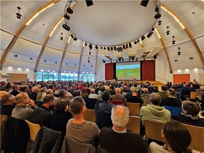 Mehr als 400 Besucher kamen in die ausverkaufte Halle nach Ochtendung.