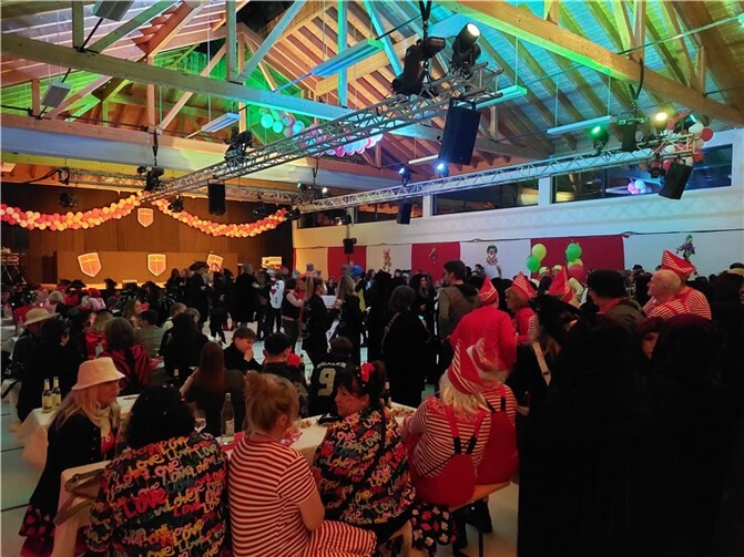Mehr als 400 Gäste waren in der Leimbacher Halle dabei.