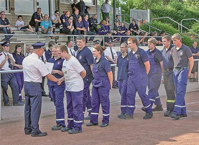 Mehr als 400 Mitglieder der Jugendfeuerwehr aus ganz Nordrhein-Westfalen traten im Rheinbacher Freizeitpark an, um die Leistungsspange der Deutschen Jugendfeuerwehr zu erreichen. VJ