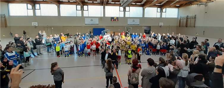 Mehr als 450 Juniorenfußballer waren beim „Efferz & Hoppen Immobilien-Cup“ in Aktion. Fotos: DU