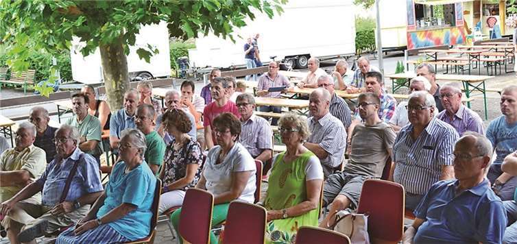 Mehr als 50 Bürgerinnen und Bürger folgen der Einladung der Ortsgemeinde und erfahren mehr über das Projekt in der Heimatgemeinde. Privat
