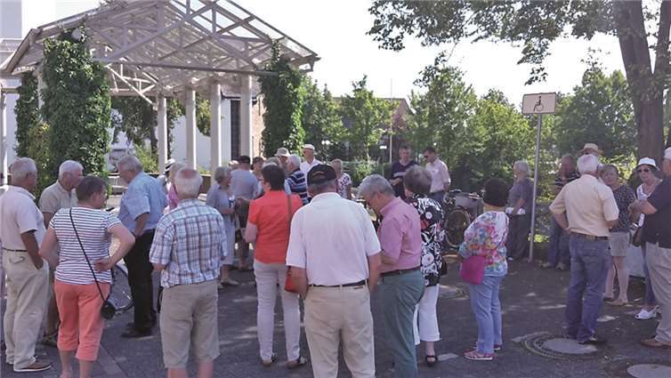 Mehr als 50 Bürgerinnen und Bürger nahmen am Dorfrundgang „Hein spaziert“ teil. privat