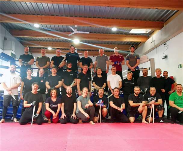 Straßentaugliche Selbstverteidigung  Mehr als 50 Teilnehmer erlebten in mehreren Gruppen und mehrstündigen Seminaren hochkarätige Selbstverteidigung.  Fotos: Outcast Fighting e.V.