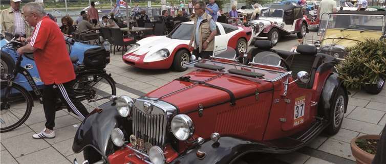 Mehr als 50 chromglänzende Boliden und Luxuskarossen bestaunte das Publikum auf dem Caracciolaplatz und an der Rheinpromenade. AB