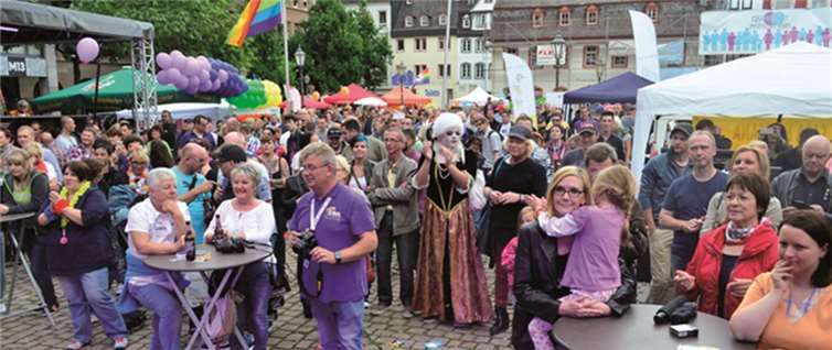 Mehr als 500 Besucher kamen zum CSD auf den Koblenzer Münzplatz.  HEP