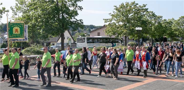 Mehr als 500 Wachtberger nahmen Teil am Festzug zum Gemeindejubiläum, der von der Pfarrkirche zum Schulzentrum führte.