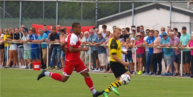 Mehr als 500 Zuschauer freuten sich über ein spannendes Spiel auf dem Hausener Sportplatz.