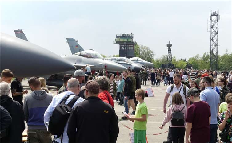 Mehr als 5000 Angehörige der fliegenden Truppe fanden sich zum Familienfest auf dem Fliegerhorst ein. Foto: TE