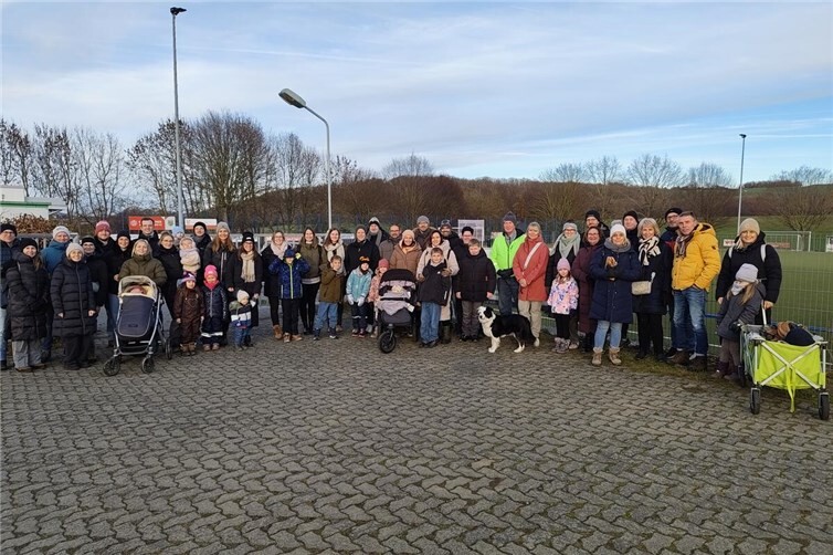 Mehr als 55 Teilnehmer im Alter von 1 bis 81 Jahren unternahmen bei sonnigem, jedoch frostigem Wetter einen winterlichen Spaziergang. Foto: TC Ettringen