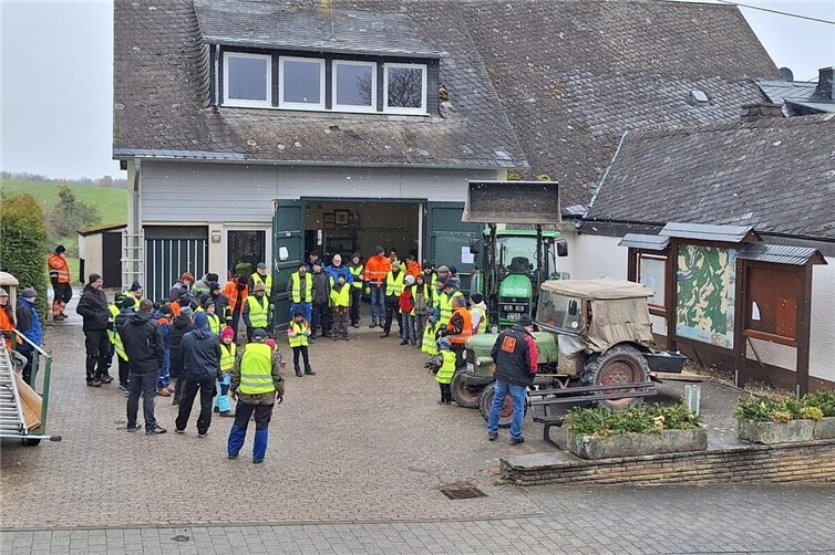 Mehr als 60 Einwohner von Macken, von Jung bis Alt, versammelten sich am Bauhof, um rund um Macken für Ordnung und Sauberkeit zu sorgen.
