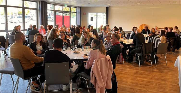 Mehr als 60 Fachkräfte aus Kitas, Schulen, der Kinder- und Jugendhilfe sowie dem Gesundheitssystem waren kürzlich der Einladung des Kreisjugendamtes zum zweiten Netzwerktreffen KipsE nach Neustadt/Wied gefolgt.  Foto: Laura Rockenfeller