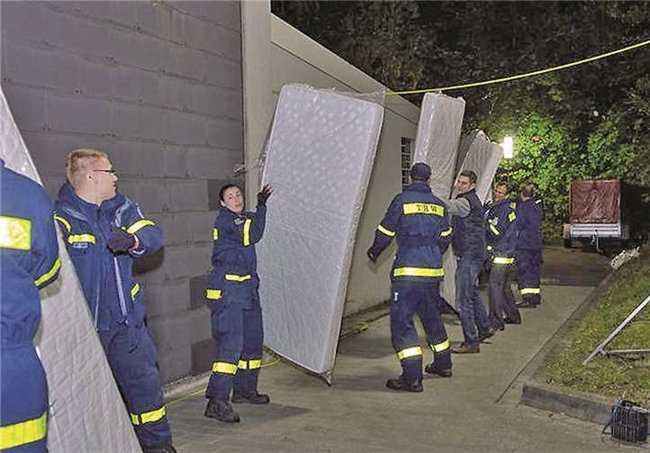 Mehr als 60 Helfer beteiligten sich an der Erstversorgung der 151 Flüchtlinge, die aus Bayern kommend, das AKNZ erreichten. THW-Helfer stellten die Betten auf.