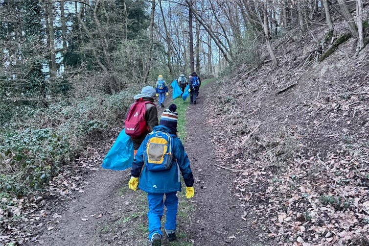 Mehr als 60 Kinder waren mit ihren Lehrerinnen und Lehrern in Adenau unterwegs, um die Natur von Müll zu befreien.