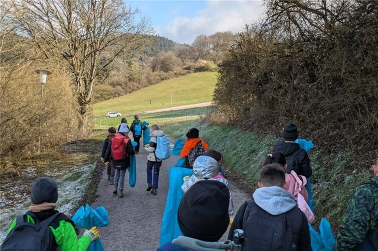 Mehr als 60 Kinder waren mit ihren Lehrerinnen und Lehrern in Adenau unterwegs, um die Natur von Müll zu befreien.