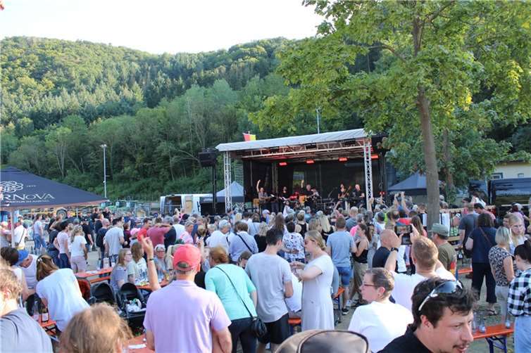 Mehr als 600 Besucher waren auf den vom Hochwasser zerstörten Sportplatz gekommen.