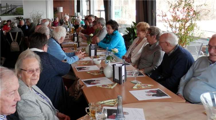 Mehr als 70 Teilnehmerinnen und Teilnehmer verbrachten einen bunten Nachmittag bei Kaffee und Kuchen. privat