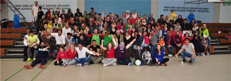 Mehr als 70 afghanische, persische und syrische Flüchtlinge erlebten gemeinsam mit den zahlreichen Aktiven des Hockeyclubs Rot-Weiß Koblenz bei Hockey und Fußball eine willkommene Abwechslung des eintönigen Alltags der Erstaufnahmeeinrichtung. Axel Kuhlmann