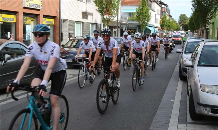 Mehr als 75 Radfahrer mitsamt Begleittross machten in Meckenheim Station.