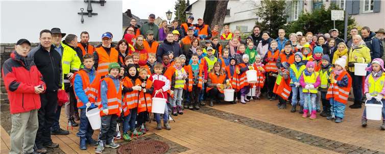 Mehr als 80 Helfer fanden sich zum Frühjahrsputz in Heimbach-Weis ein. Foto: privat