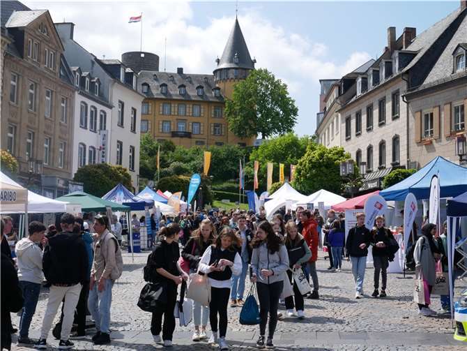 Mehr als 80 Unternehmen präsentierten sich bei den Azubispots auf dem Marktplatz in Mayen.  Fotos: KLE