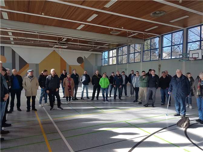 Mehr als 80 Vertreter der Heimbach-Weiser Vereine, Ratsmitglieder und interessierte Bürger informierten sich über die Sanierungsfortschritte am stark vom Hagel in Mitleidenschaft gezogenen Komplex rund um die Rommersdorf-Schule.  Foto: Martin Hahn