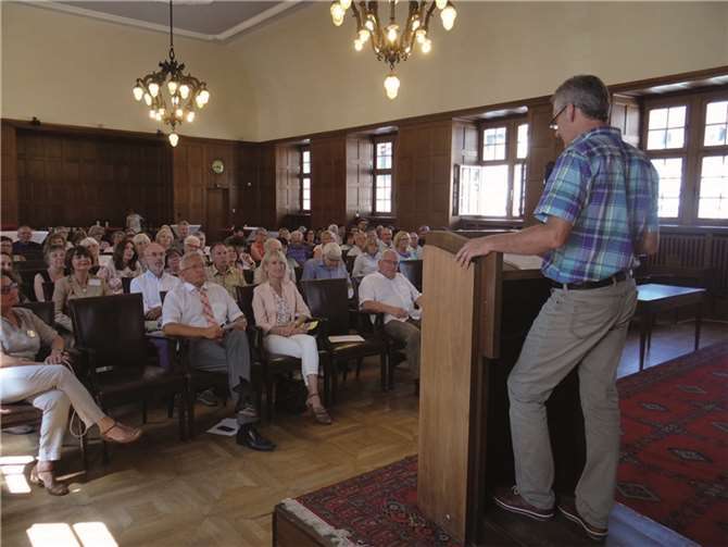 Mehr als 80 engagierte Lernpatinnen und Lernpaten fanden sich im historischen Saal des Rathauses der Stadt Koblenz ein. Bereits zum dritten Mal luden die Bürgerstiftung Koblenz, der Landkreis Neuwied und der Caritasverband Neuwied als Kooperationspartner zum gemeinsamen Lernpatentag ein, der abwechselnd in Koblenz und im Landkreis Neuwied ausgerichtet wird.privat
