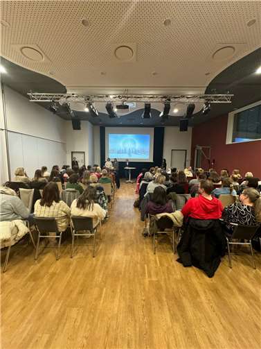 Mehr als 80 pädagogische Fachkräfte informierten sich im Rahmen der COA-Aktionswoche im Big House.  Foto: Stadt Neuwied/Peter Jung