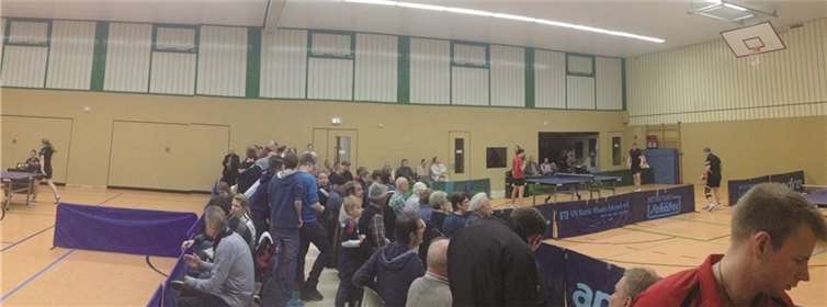 Mehr als 90 Fans feuerten die Herren - und Damenmannschaft an. privat