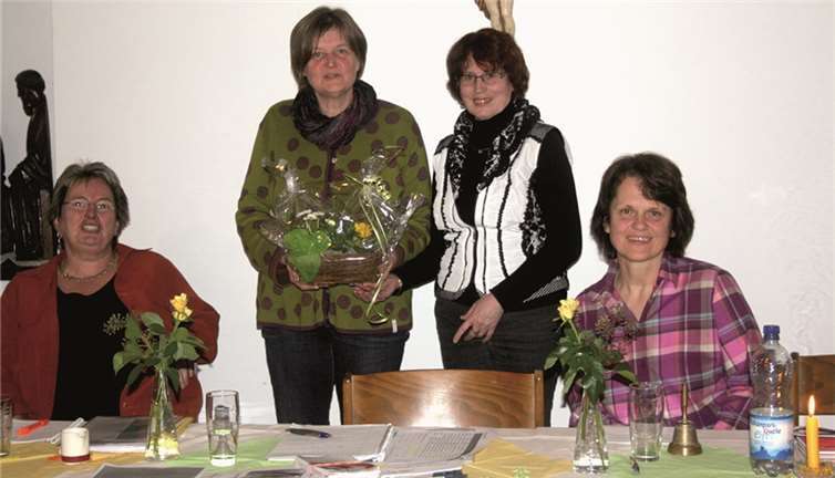 Mehr als Kaffee und Kuchen: Dekanatsvorsitzende Karin Bermel (2.v. r.) bedankt sich bei Diözesanreferentin Petra Erbrath für viele gute Informationen zu kfd-Themen.privat