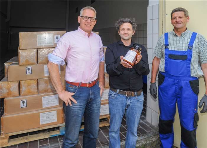 Mehr als Million Chlortabletten haben die SWN für die Notleidenden im Gebiet des zerstörten Kachowka-Staudamms in der Ukraine gespendet. Bernd Essing (r.) von den SWN übergab den Bestand an Rolf Ehlers (l.) und Björn Rodday. Sie sind bereits in der Ukraine.Foto: Gerd Neuwirth/SWN