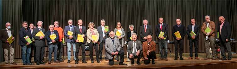 Mehr als ein Dutzend Ratsmitglieder und Ortsvorsteher wurden bei der letzten Sitzung des Rheinbacher Stadtrates in der zu Ende gehenden Wahlperiode von Bürgermeister Stefan Raetz verabschiedet.Fotos: JOST