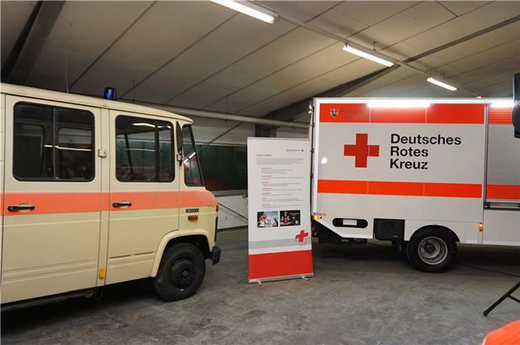 Mehr als eine Generation liegt zwischen den alten und neuen, hoch technisierten, Gerätewagen.