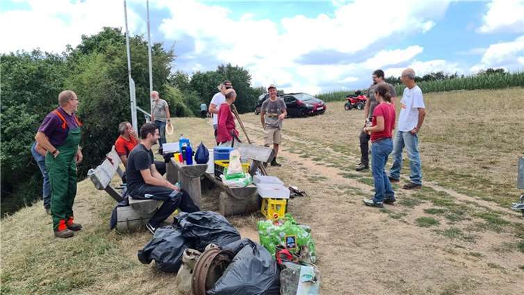 Mehr als fünf Müllsäcke voller Unrat konnten aus dem Hang geborgen werden. Fotos: privat