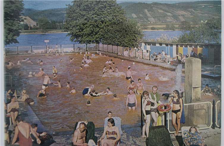 Mehr als gut besucht waren die beiden Schwimmbecken des Thermal-Freibads mit Café zwischen Bahnhof und Rheinufer wegen der gleichbleibenden Wassertemperatur von 28 Grad bis weit in den Herbst hinein.Fotos: KMI