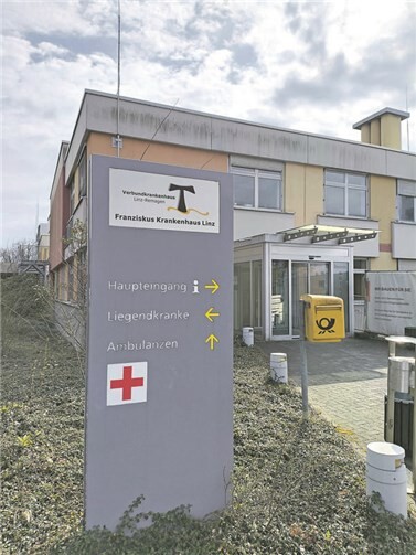 Mehr als hundert Beschäftigte konnten in das Schwesterkrankenhaus auf der anderen Rheinseite, das Franziskus Krankenhaus in Linz, übernommen werden.Foto: SvM